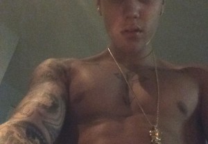 Justin-Bieber-almost-nude