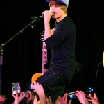 justin bieber performing 2 250210 justin bieber performing 2 250210